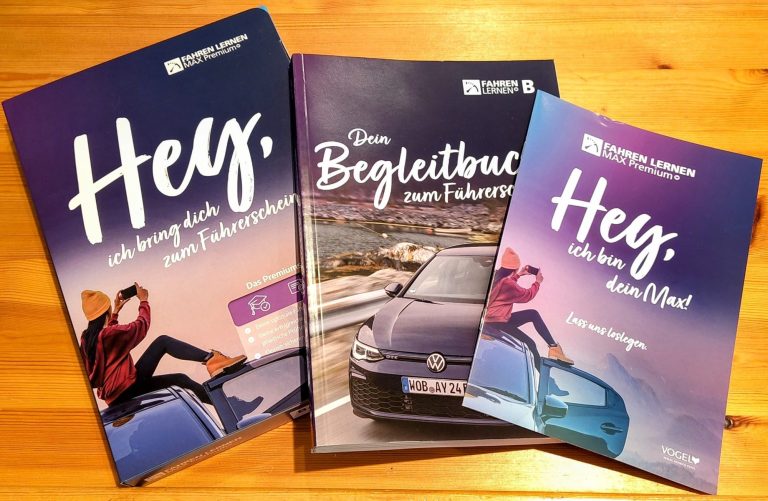 Drei Broschüren mit den Titeln "Hey" und "Begleitbuch". Hintergrund in sanften Farbverläufen.